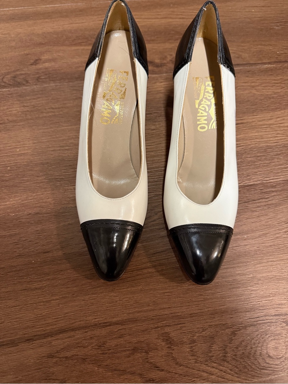 Damaged Salvatore Ferragamo Two-Tone Black and White Leather Pumps 8 AA